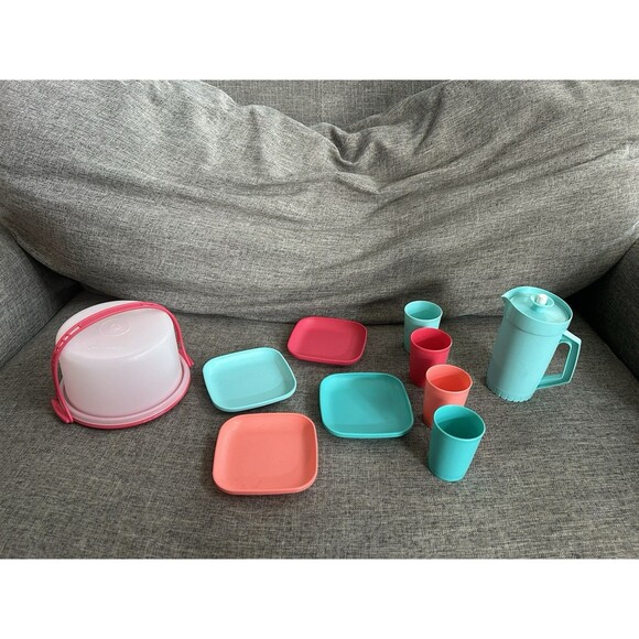 Tupperware Kids 13 Piece Party Set Mini Tumblers Pitcher Plates Cake Carrier - Picture 1 of 9